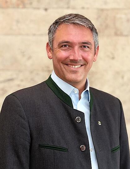 Ingo Mehner, B&uuml;rgermeister von Bad T&ouml;lz, will das denkmalgesch&uuml;tzte Bahnhofsgeb&auml;ude sanieren und seinem urspr&uuml;nglichen Zweck zuf&uuml;hren.