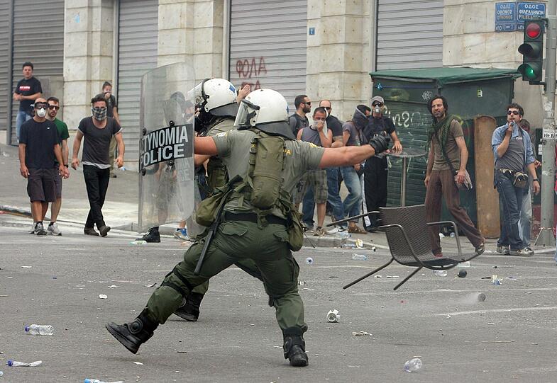 Am Mittwochabend und in der Nacht ist es zu heftigen Straßenschlachten zwischen der Polizei und Demonstranten in Athen gekommen. Mindestens 60 Menschen seien leicht verletzt
worden, berichtete das staatliche Fernsehen (NET). Tausende Menschen protestierten friedlich bis in die frühen
Morgenstunden vor dem Parlament in Athen gegen das harte Sparprogramm
der Regierung.