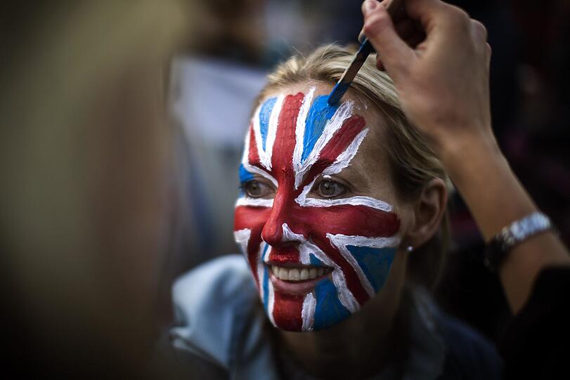 Ein Fan lässt sich auf dem Long Walk schminken und die britische Fahne aufs Gesicht malen.