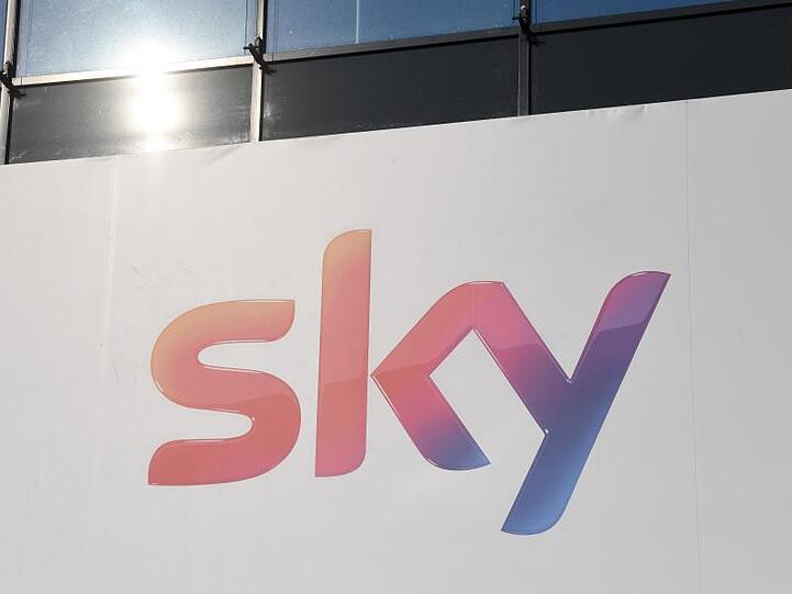 Ein Sky-Logo, aufgenommen beim Pay-TV-Sender Sky. Foto: Tobias Hase/Archivbild