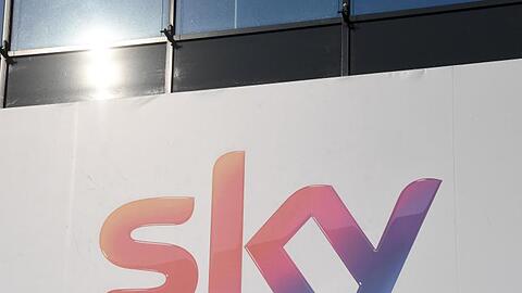 Ein Sky-Logo, aufgenommen beim Pay-TV-Sender Sky. Foto: Tobias Hase/Archivbild