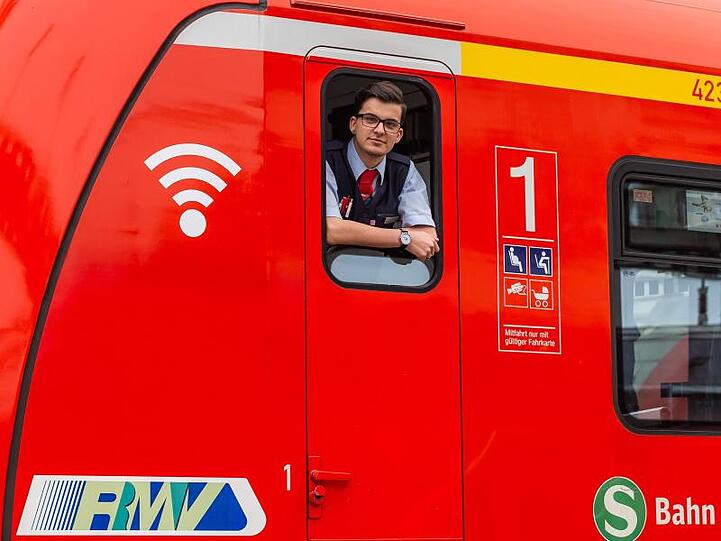 Win Auszubildender zum S-Bahn-Lokführer bei der Deutschen Bahn, schaut aus dem Fenster einer S-Bahn. Foto: Silas Stein