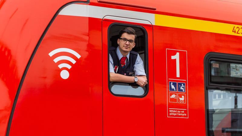 Win Auszubildender zum S-Bahn-Lokführer bei der Deutschen Bahn, schaut aus dem Fenster einer S-Bahn. Foto: Silas Stein Win Auszubildender zum S-Bahn-Lokführer bei der Deutschen Bahn, schaut aus dem Fenster einer S-Bahn. Foto: Silas Stein