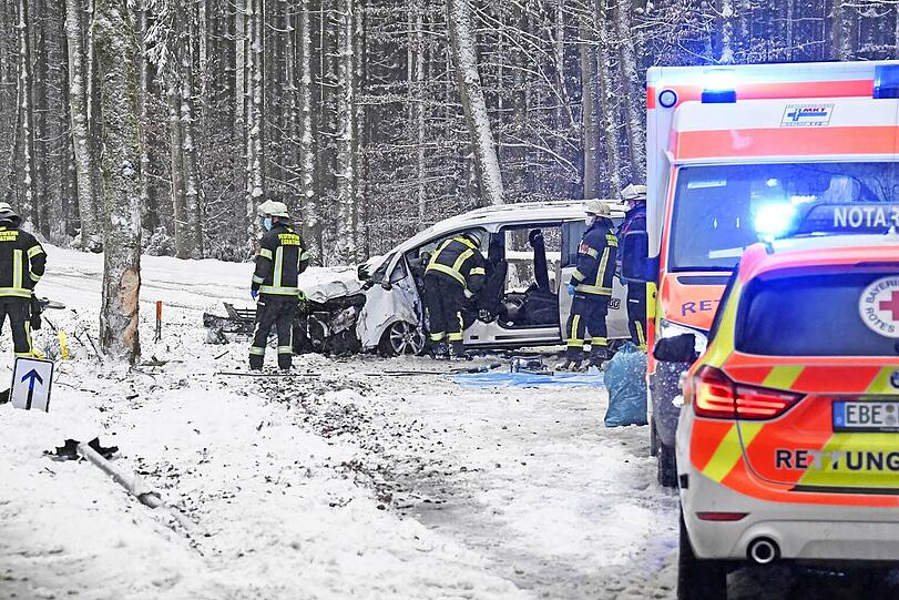 Für die Rettungsmaßnahmen war die Kreisstraße eine gute Stunde gesperrt.
