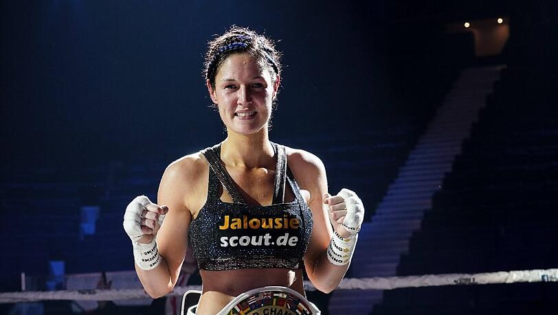 "Da kamen schon Gedanken auf, ob ich vielleicht die Karriere beenden muss", sagt Münchens Kickbox-Queen Marie Lang, die sich zweimal mit dem Corona-Virus infiziert hat. "Da kamen schon Gedanken auf, ob ich vielleicht die Karriere beenden muss", sagt Münchens Kickbox-Queen Marie Lang, die sich zweimal mit dem Corona-Virus infiziert hat.