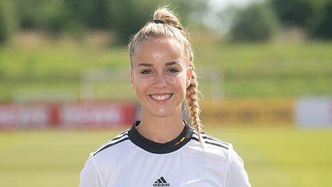 Abwehr: Giulia Gwinn.