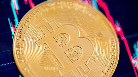 Einer Umfrage des Digitalverbands Bitkom zufolge denkt jeder dritte Bewohner ab 16 Jahren hierzulande darüber nach, in Kryptowährungen zu investieren.