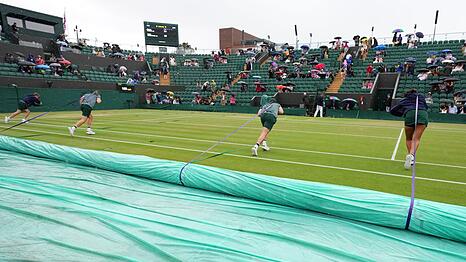 Zweimal muss der Platz während der Partie von Laura Siegemund abgedeckt werden.