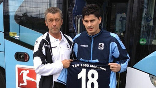 Neuzugang Ismael Blanco posiert mit Sportchef Hinterberger Neuzugang Ismael Blanco posiert mit Sportchef Hinterberger