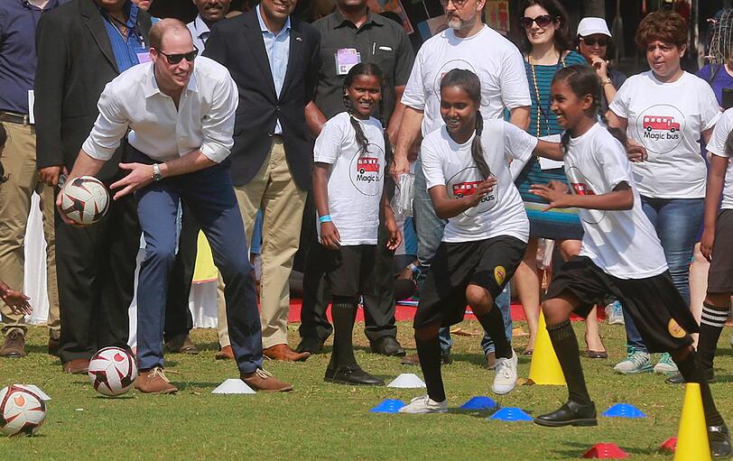 Kate und William beim Cricketspielen während ihrer großen Indien-Tour.