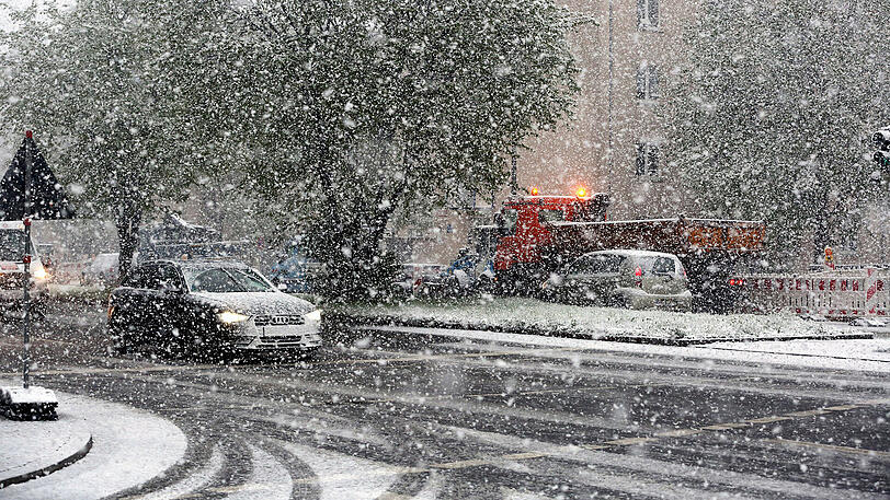 Schnee in München: Am Dienstag, genau zum Berufsverkehr, setzte das weiße Treiben ein.
