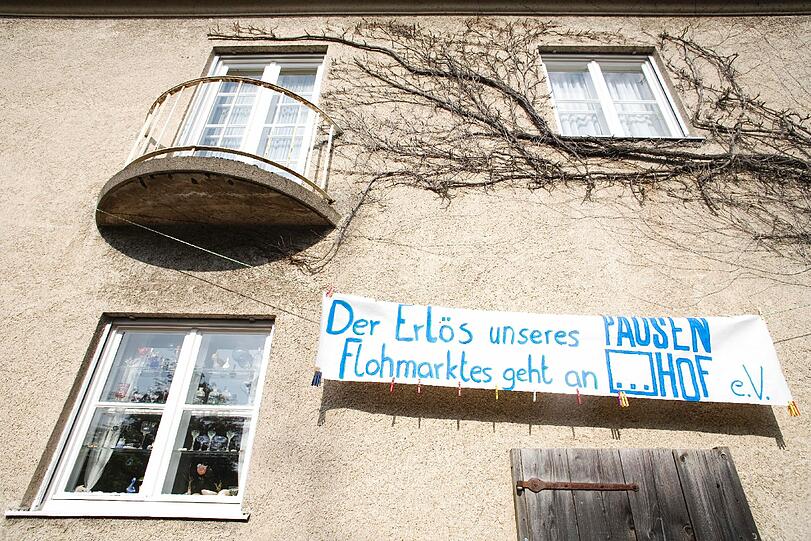 Blick hinter die Hausfassaden ins Grüne: der Gartenflohmarkt in Gern. Die Fotos.