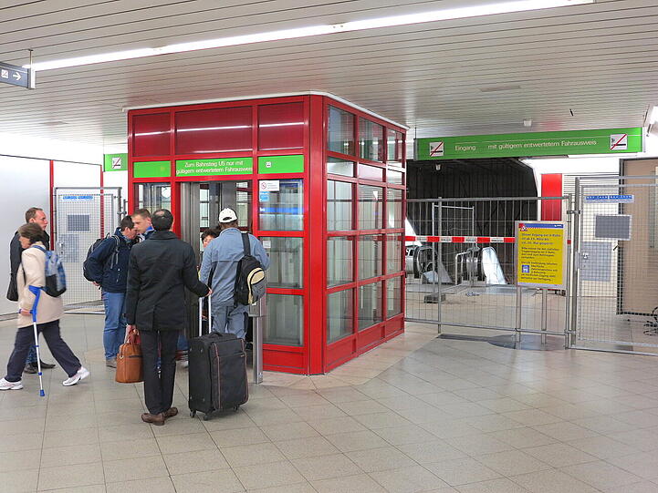 Der Aufzug zur U-Bahnstation oder Oberfläche.