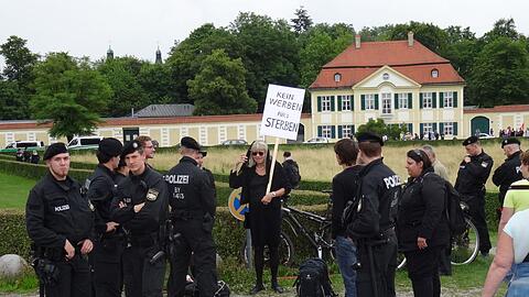 Protest vor dem Schloss.