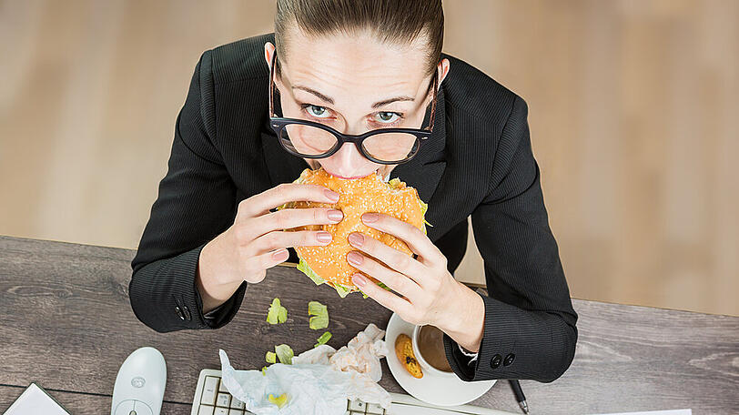 Ungesunde Ernährung und mangelnde Bewegung können die Cholesterinwerte und damit das Infarktrisiko erhöhen.