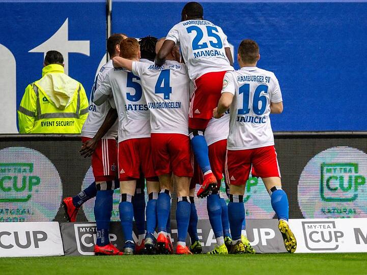 Die Spieler des HSV, darunter David Bates (2.v.l.). Foto: Axel Heimken/Archivbild