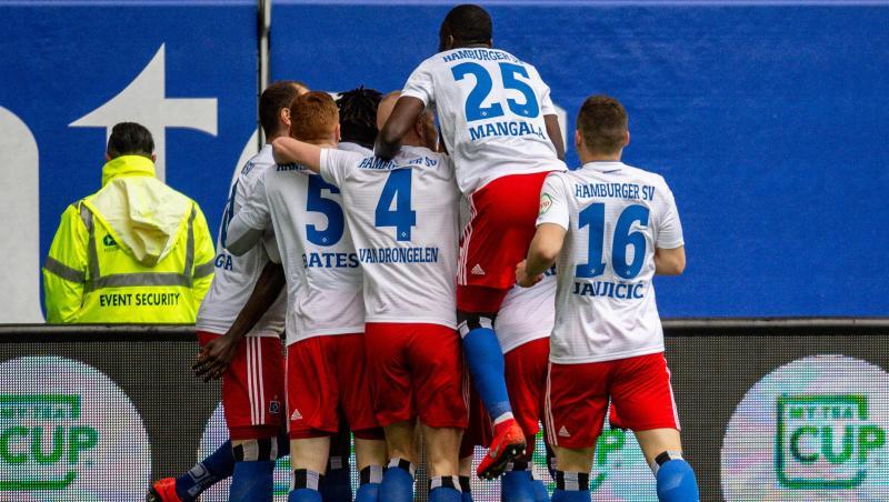 Die Spieler des HSV, darunter David Bates (2.v.l.). Foto: Axel Heimken/Archivbild