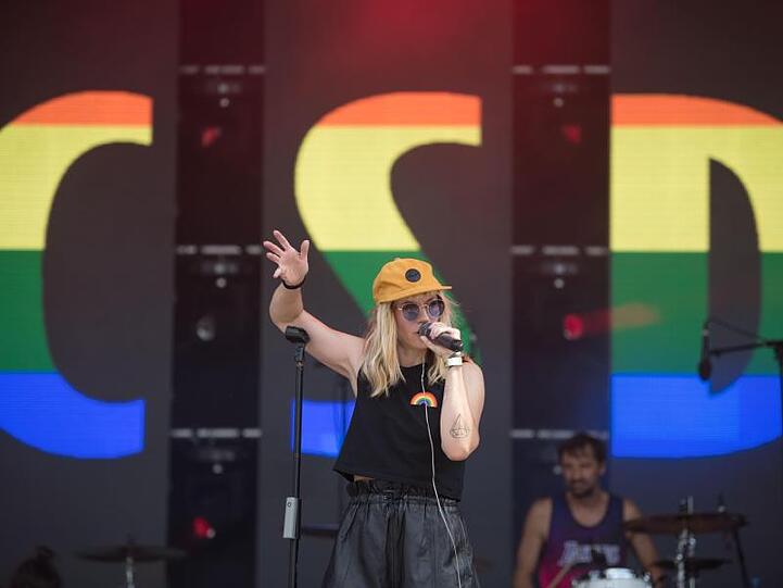 "Jeder Aufstand beginnt mit deiner Stimme" lautet das Motto der diesjährigen Berliner CSD-Parade.