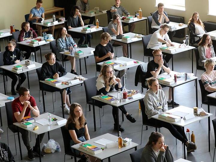 Schüler bereiten sich auf den Beginn einer Prüfung vor. Foto: Bernd Wüstneck/dpa