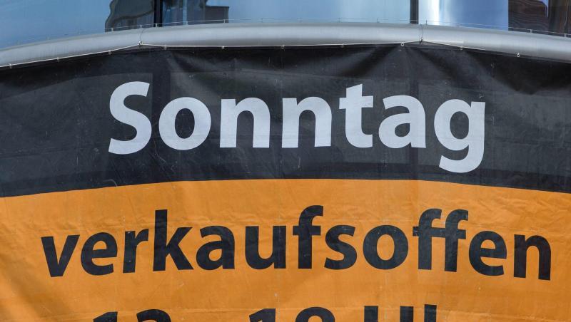 Ein Werbeposter informiert über die Öffnungszeiten an einem verkaufsoffenen Sonntag. Ein Werbeposter informiert über die Öffnungszeiten an einem verkaufsoffenen Sonntag.