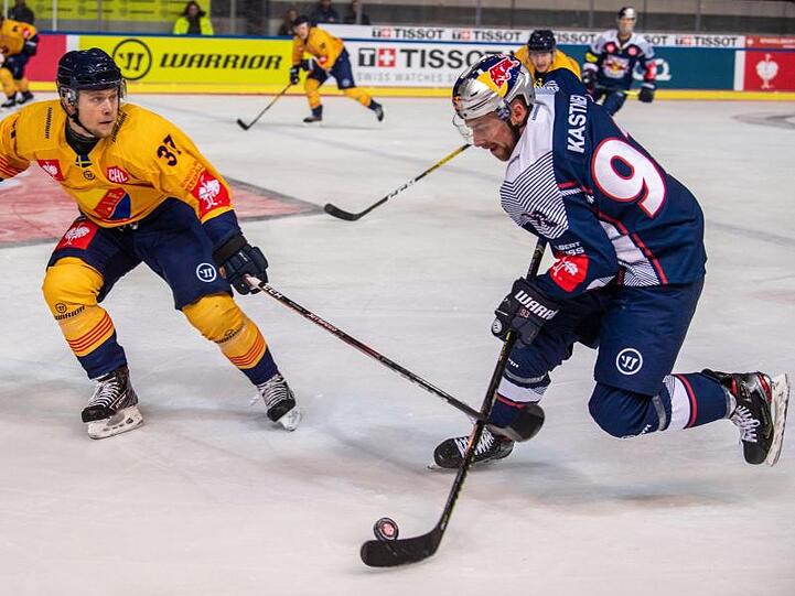 Jesper Pettersson von Djurgaden Stockholm und Maximilian Kastner von Red Bull München. Foto: Lino Mirgeler/dpa