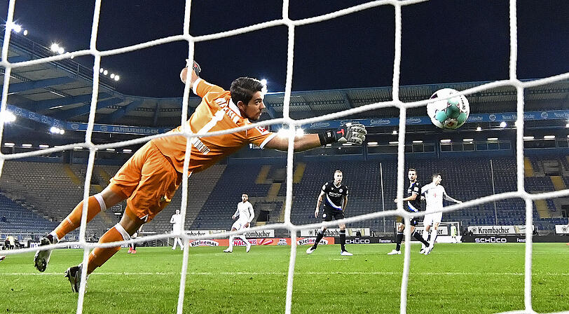 6. Saisontor: Der FC Bayern gewinnt locker mit 4:1 beim Aufsteiger Bielefeld. Lewandowski (r) erzielt das 2:0…