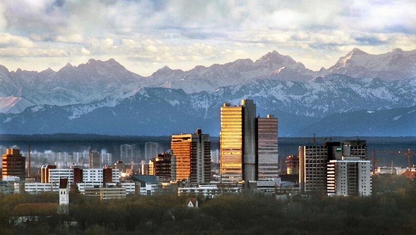 Der Herbst bringt für die Menschen in Bayern die nächsten Tage milde Temperaturen. Am Mittwoch ist Föhn angesagt. In München schaut es dann fast so aus, als würden die Hochhäuser direkt am Alpenrand stehen. Der Herbst bringt für die Menschen in Bayern die nächsten Tage milde Temperaturen. Am Mittwoch ist Föhn angesagt. In München schaut es dann fast so aus, als würden die Hochhäuser direkt am Alpenrand stehen.