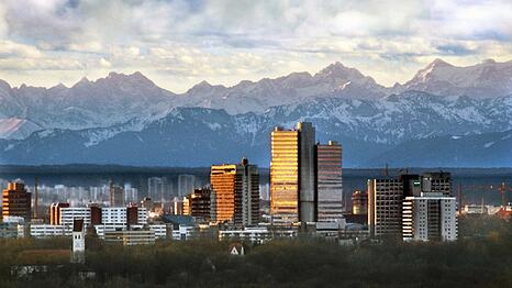 Der Herbst bringt für die Menschen in Bayern die nächsten Tage milde Temperaturen. Am Mittwoch ist Föhn angesagt. In München schaut es dann fast so aus, als würden die Hochhäuser direkt am Alpenrand stehen.