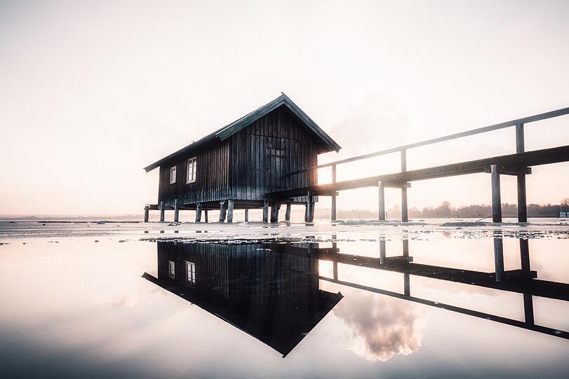 Der Ammersee, Ausflugsziel Tausender Münchner an sonnigen Tagen, hat - glaubt man den Überlieferungen - eine zutiefst düstere Seite: Er ist die Heimat des Hakenmannes. Diesem unheimlichen Unterwasserwesen wird nachgesagt, es zöge mit einem Dreizack kleine Kinder auf den Grund, um sie zu töten. Da hilft es wohl wenig, dass im Ammersee auch Meerjungfrauen tauchen und manchmal betörende Lieder singen sollen.