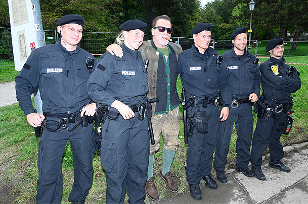 Arnold Schwarzenegger mit Polizisten auf dem Oktoberfest. Arnold Schwarzenegger mit Polizisten auf dem Oktoberfest.