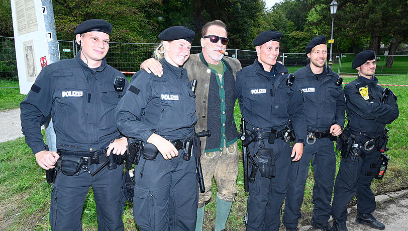 Arnold Schwarzenegger mit Polizisten auf dem Oktoberfest. Arnold Schwarzenegger mit Polizisten auf dem Oktoberfest.