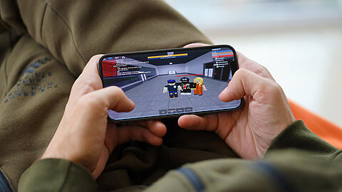 "Roblox" kann man auch auf dem Handy spielen. Auf der Plattform soll sich der Angreifer von München radikalisiert haben.