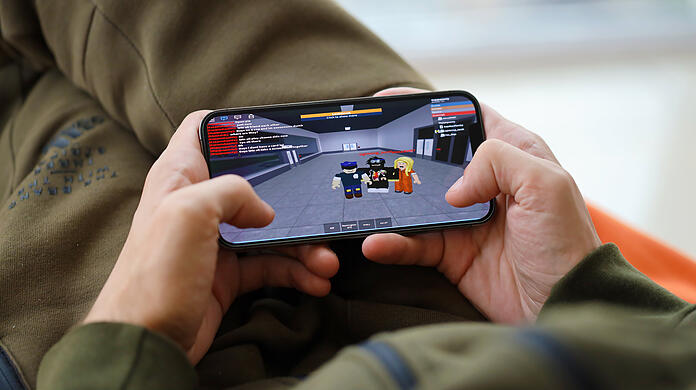 "Roblox" kann man auch auf dem Handy spielen. Auf der Plattform soll sich der Angreifer von München radikalisiert haben.