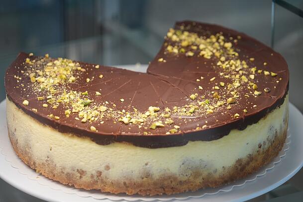 Der Dubai-Chocolate-Cheesecake. Der Dubai-Chocolate-Cheesecake.