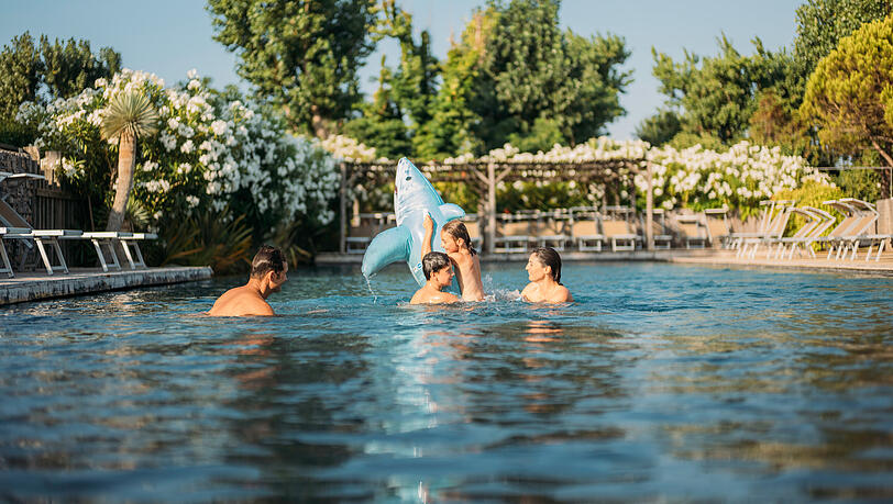 Spiel, Wasser und Lachen &ndash; Familienmomente im Freien in la Sabli&egrave;re.
