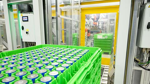 Im neuen BMW-Batteriewerk sollen pro Tag mehrere hundert Hochvoltspeicher entstehen. Jeder von ihnen hat fast 1.000 Zellen. Im neuen BMW-Batteriewerk sollen pro Tag mehrere hundert Hochvoltspeicher entstehen. Jeder von ihnen hat fast 1.000 Zellen.