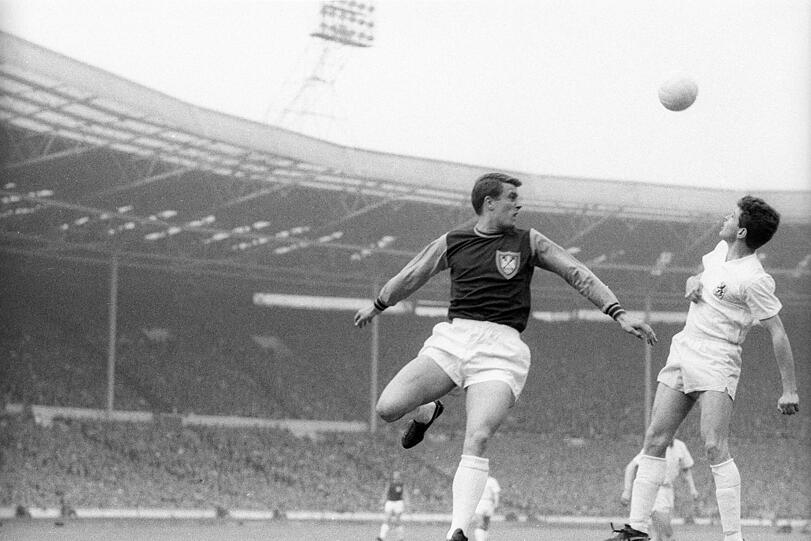 Manni Wagner (rechts) im Finale des Europapokal der Pokalsieger 1964/65. Sein Gegenspieler ist Geoff Hurst.