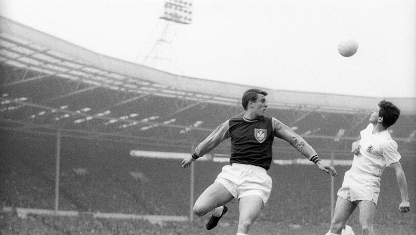 Manni Wagner (rechts) im Finale des Europapokal der Pokalsieger 1964/65. Sein Gegenspieler ist Geoff Hurst.
