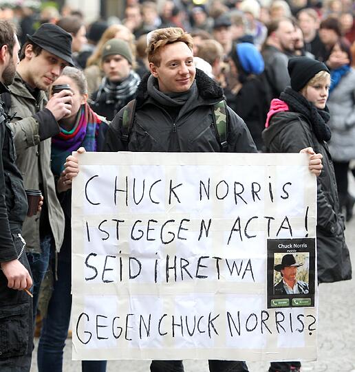 Affige Kostüme, witzige Plakate und viele Masken: Die Bilder von der Anti-ACTA-Demo in München