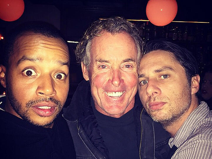 Zach Braff (r.) ist hoch erfreut darüber, seine Kollegen John C. McGinley und Donald Faison (l.) wiederzusehen