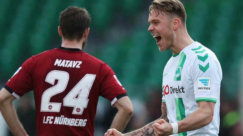 Der Fürther Marcel Franke (r) jubelt neben dem Nürnberger Tim Matavz über den Sieg seiner Mannschaft.