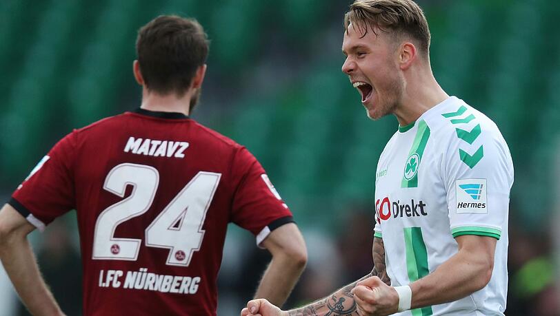 Der Fürther Marcel Franke (r) jubelt neben dem Nürnberger Tim Matavz über den Sieg seiner Mannschaft. Der Fürther Marcel Franke (r) jubelt neben dem Nürnberger Tim Matavz über den Sieg seiner Mannschaft.