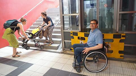 Maximilian Dorner im Rollstuhl vor dem defekten Fahrstuhl im Ostbahnhof. Zu diesem Bahnsteig kann er derzeit nicht kommen.
