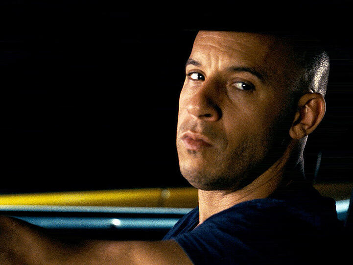Dom (Vin Diesel) nimmt an einem Rennen teil, um als Sieger den Job als Fahrer eines Drogentransporters zu bekommen