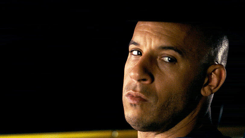 Dom (Vin Diesel) nimmt an einem Rennen teil, um als Sieger den Job als Fahrer eines Drogentransporters zu bekommen Dom (Vin Diesel) nimmt an einem Rennen teil, um als Sieger den Job als Fahrer eines Drogentransporters zu bekommen