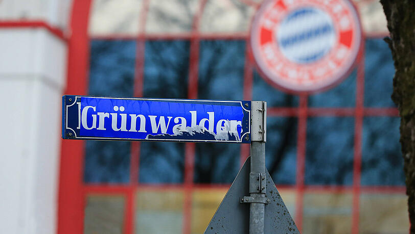 Löwen-Fans haben sich einen Spaß erlaubt und vor dem den Trainingsgelände des FC Bayern in der Säbener Straße einen Aufkleber mit der Aufschrift "Grünwalder" angebracht. Foto aufgenommen am 4. Dezember 2018. Löwen-Fans haben sich einen Spaß erlaubt und vor dem den Trainingsgelände des FC Bayern in der Säbener Straße einen Aufkleber mit der Aufschrift "Grünwalder" angebracht. Foto aufgenommen am 4. Dezember 2018.