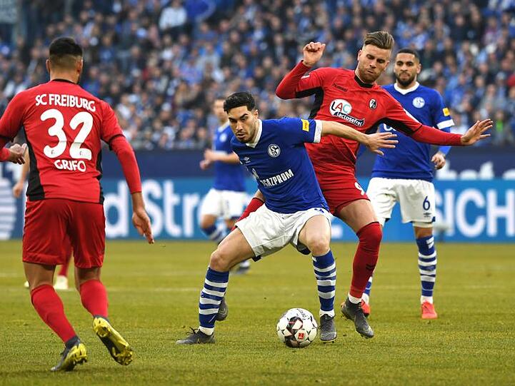 Schalkes Suat Serdar gegen Freiburgs Lucas Höler (r) im Zweikampf um den Ball.