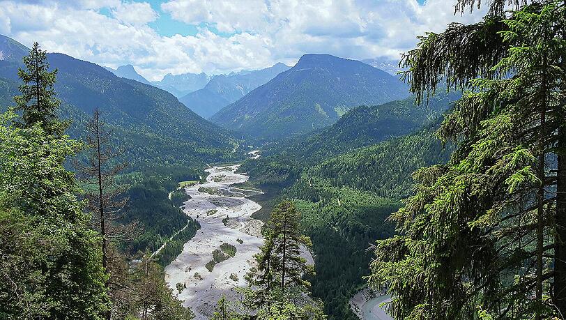 Vom Rißsattel aus hat man einen fantastischen Blick auf die Isar und das Karwendel-Gebirge. Vom Rißsattel aus hat man einen fantastischen Blick auf die Isar und das Karwendel-Gebirge.