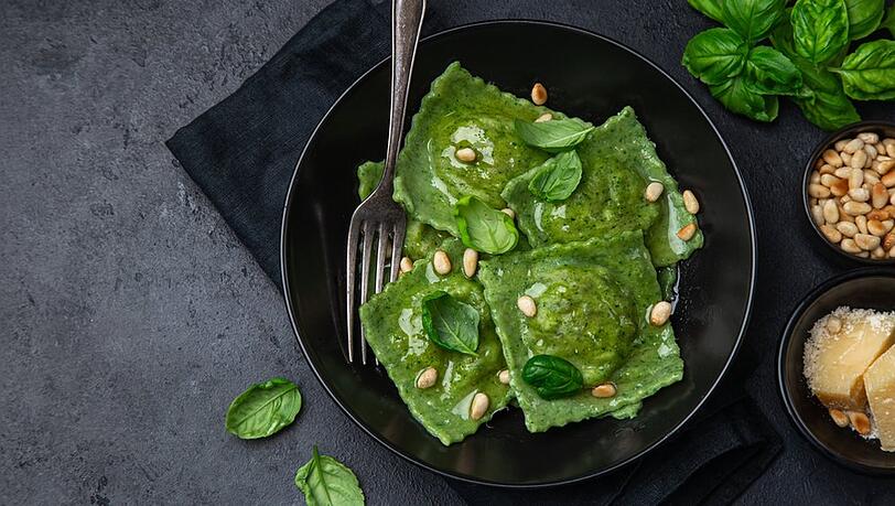 Hübsch angerichtet, schmecken die Spinat-Ravioli gleich noch besser.
