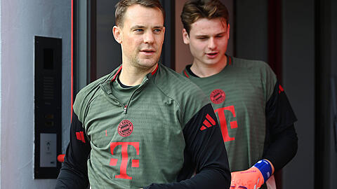 Bayerns Stammtorh&uuml;ter und sein m&ouml;glicher Nachfolger: Manuel Neuer (l.) und Jonas Urbig.